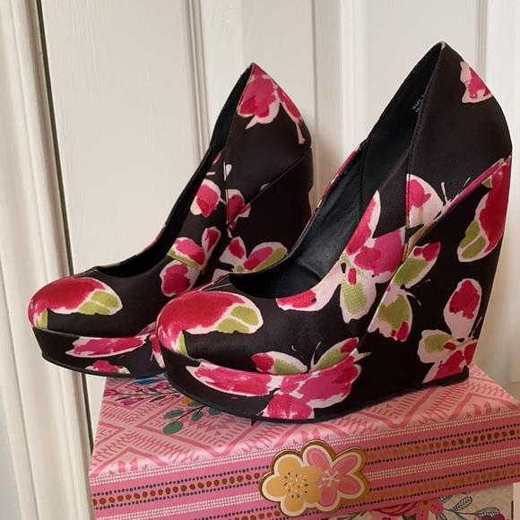 🎓$10/CollegeBlowoutSale!📚-Regularly$15
Elle- satin butterfly wedges - Picture 4 of 9